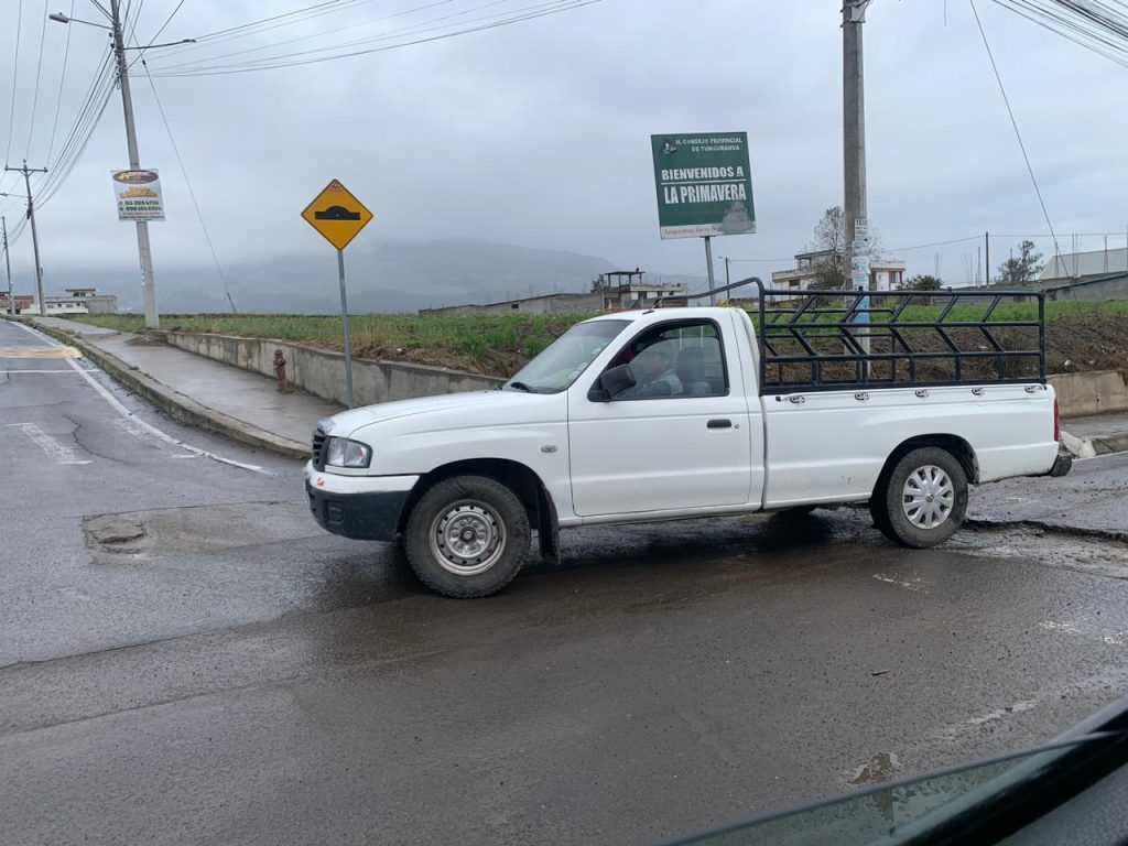 Redes de agua y alcantarillado destruyen asfalto vial